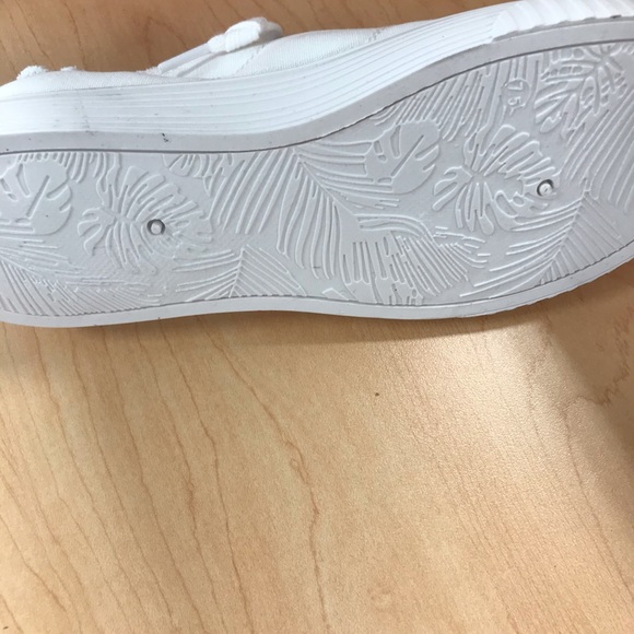 Tommy Bahama Memory Foam Sneakers - Picture 5 of 5